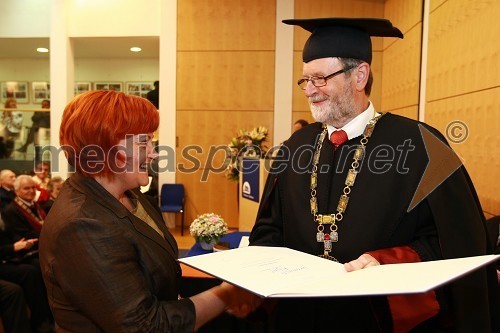 Veronika Kmetec, dobitnica Bronastega ključa UM za leto 2009 in prof. dr. Ivan Rozman, rektor Univerze v Mariboru