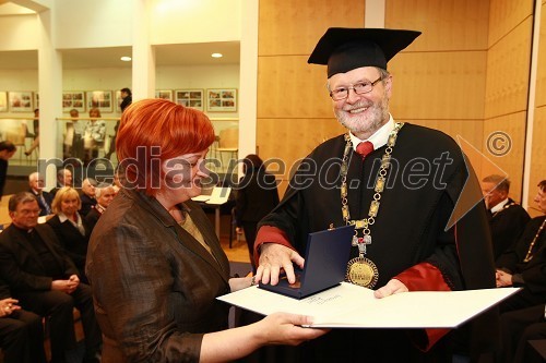 Veronika Kmetec, dobitnica Bronastega ključa UM za leto 2009  in prof. dr. Ivan Rozman, rektor Univerze v Mariboru