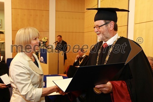 Dr. Gabrijela Leskovar Špacapan, dobitnica Bronastega znaka UM za leto 2009 in prof. dr. Ivan Rozman, rektor Univerze v Mariboru