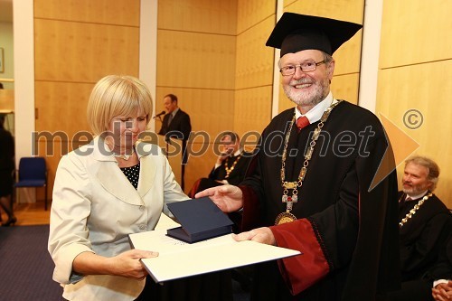 Dr. Gabrijela Leskovar Špacapan, dobitnica Bronastega znaka UM za leto 2009 in prof. dr. Ivan Rozman, rektor Univerze v Mariboru