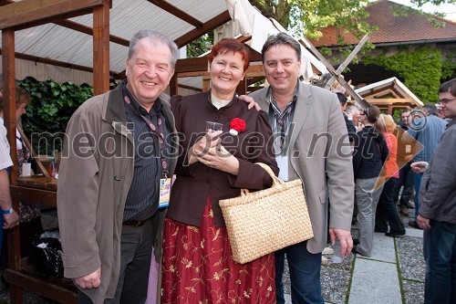 Milan Kokalj, glasbenik, Branka Bizjan, članica rokodelcev in Ivan Hudnik, pevec