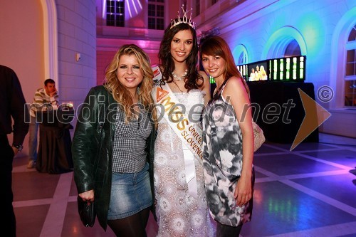 Neisha, pevka, Sandra Marinovič, druga spremljevalka Miss Universe Slovenije 2010 in  Melita Čadež