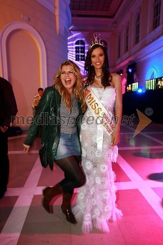 Neisha, pevka, in Sandra Marinovič, druga spremljevalka Miss Universe Slovenije 2010