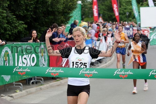 Aleksandra Fortin, zmagovalka v kategoriji polmaratonke