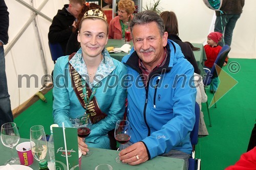 Andreja Plohl, vinska kraljica Društva vinogradnikov Radgonsko – Kapelskih goric in Anton Kampuš, župan občine Gornja Radgona ter poslanec