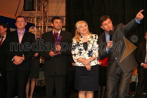 Martin Pečarič, predsednik Društva vinogradnikov Metlika, Jože Prus, dobitnik priznanja šampion Vinske vigredi 2010, Renata Brunskole, županja občine Metlika in Borut Pahor, predsednik vlade Republike Slovenije