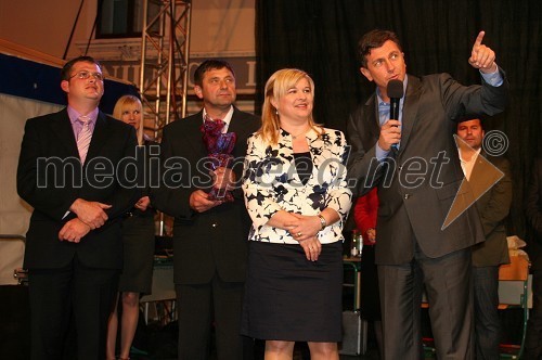 Martin Pečarič, predsednik Društva vinogradnikov Metlika, Jože Prus, dobitnik priznanja šampion Vinske vigredi 2010, Renata Brunskole, županja občine Metlika in Borut Pahor, predsednik vlade Republike Slovenije