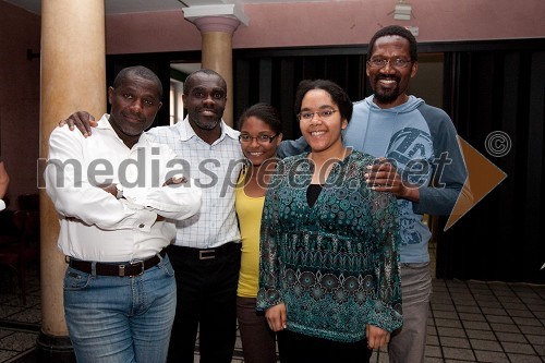 Michel Obenga, direktor AEIOU, Claude Nomsi, hči Luana Lisa Nomsi, Max Zimani, predsednik društva Afriški center in hči Ana Nyasha Zimani vsi člani avriškega pevskega zbora Sankofa