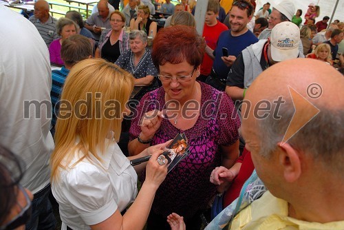 Nuša Derenda, pevka med deljenjem podpisov