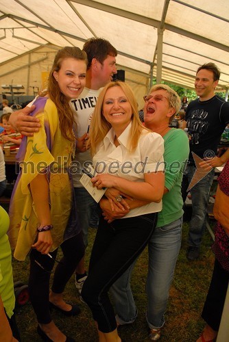 Tina Petelin, Miss Slovenije 2009 ter Frenk in Nuša Derenda, pevka in članica društva Sonček Maribor