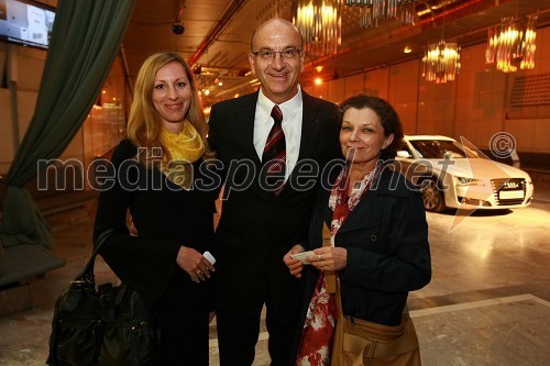 Heinz Slesak, generalni direktor Porsche Slovenija d.o.o. ter Tina Kaučič in Edith Helm, asistentki na avstrijski ambasadi  	 
	