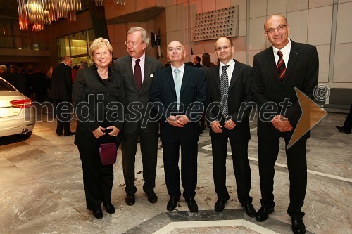 Sabrina Pečelin, vodja odnosov z javnostmi pri Porsche Slovenija, dr. Erwin Kubesch, avstrijski veleposlanik v Sloveniji, Mitja Rotovnik, direktor Cankarjevega doma, ... in Heinz Slesak, generalni direktor Porsche Slovenija d.o.o.