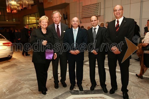 Sabrina Pečelin, vodja odnosov z javnostmi pri Porsche Slovenija, dr. Erwin Kubesch, avstrijski veleposlanik v Sloveniji, Mitja Rotovnik, direktor Cankarjevega doma, ... in Heinz Slesak, generalni direktor Porsche Slovenija d.o.o.