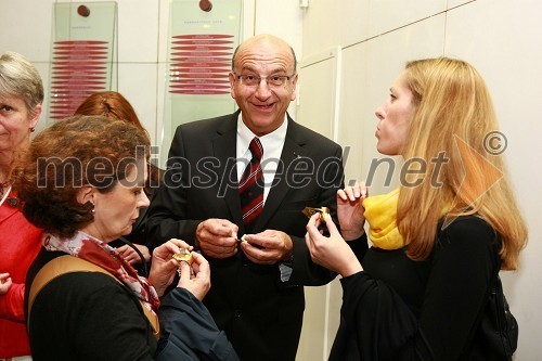 Heinz Slesak, generalni direktor Porsche Slovenija d.o.o. ter Edith Helm in Tina Kaučič, asistentki na avstrijski ambasadi