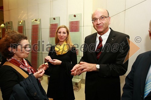 Edith Helm in Tina Kaučič, asistentki na avstrijski ambasadi ter Heinz Slesak, generalni direktor Porsche Slovenija d.o.o