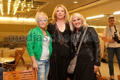 Barbara Kresal, frizerka, Urška Alič Flajnik, direktorica Špas Teatra in Alenka Godec, pevka