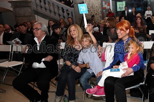 Lado Leskovar, pevec in nacionalni ambasador UNICEF-a Slovenija, Mija Jankovič, soproga Zorana Jankoviča, Vesna Jankovič, sin Vall ter hči Julia