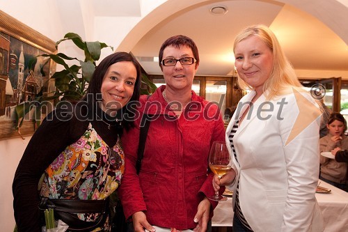 Mateja Jordovič Potočnik, fotografinja, Iris Selan, direktorica Tristokosmatih in Bojana Zmazek, vizažistka