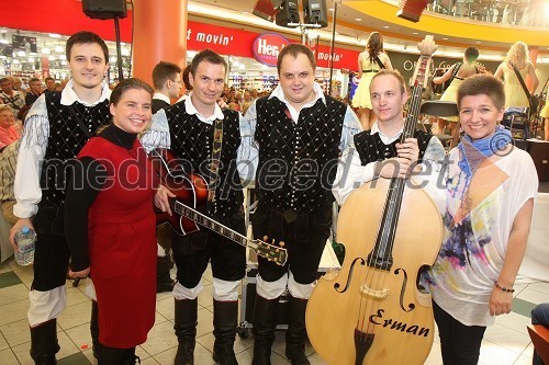 Zvezda Novljan, povezovalka prireditve, ... in Petra Romih, vodja marketinga v Europarku