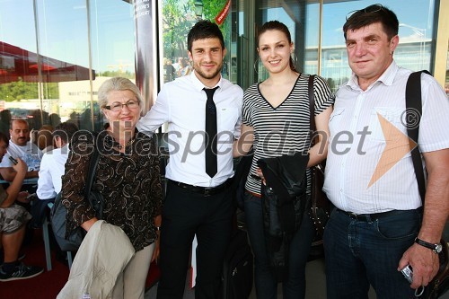 Bojan Jokič, član slovenske nogometne reprezentance, punca Anita, mama Marija in oče Stojan