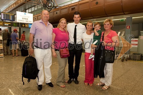 Daliborjev oče Stojan, Daliborjeva sestra Svetlana, Dalibor Stevanović, član slovenske nogometne reprezentance, soproga Mirjana, sin Adrian in Daliborjeva mama Josipa