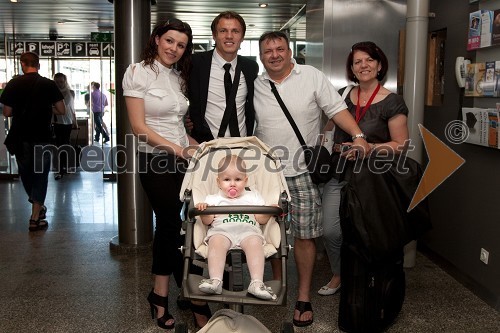 Zlatko Dedič, član slovenske nogometne reprezentance, žena Melisa, hči Sara ter oče Nurija in mama Zlatka