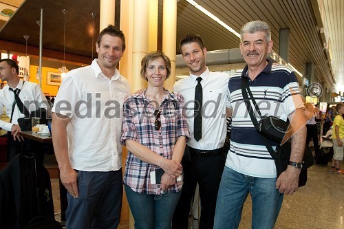 Boštjan Cesar, član slovenske nogometne reprezentance, brat Igor, mama Tatjana in oče Slavko