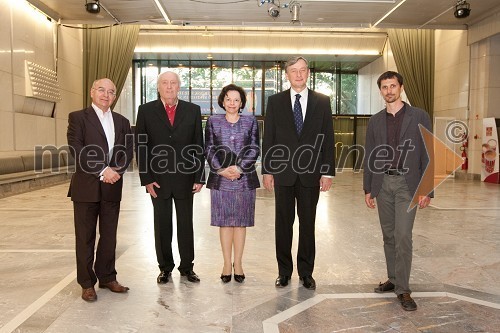 Mitja Rotovnik, direktor Cankarjevega doma, Mojmir Sepe, skladatelj, dr. Danilo Türk, predsednik Republike Slovenije in soproga Barbara Miklič Turk in Gašper Troha, direktor projektov Cafe teatra