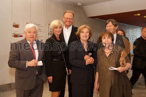 Milan Kučan, nekdanji predsednik Republike Slovenije, Sonja Poljanšek - Škrabec, lastnica Welness centra Sunny in Janez Škrabec, direktor podjetja Riko d.o.o., Štefka Kučan ter Gabi Čečinovič Vogrinčič, profesorica na Fakulteti za socialno delo in soprog prof. Geza Vogrinčič