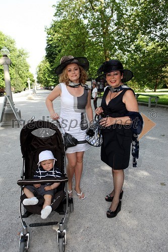 Zdenka Kahne, lastnica in direktorica kozmetike Kahne,  njena hči Nina in vnuk Tijan