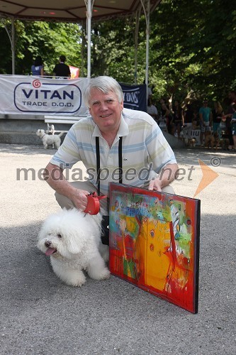 Prim. prof. dr. Erih Tetičkovič, predsednik Društva za varstvo in proti mučenju živali Maribor ter njegov pes Bombi