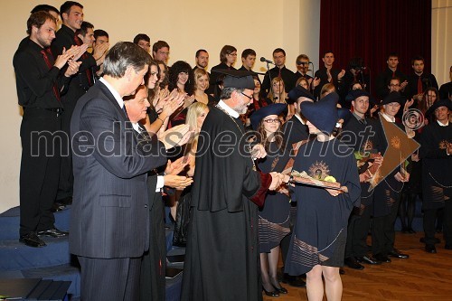 Dr. Danilo Türk, predsednik Republike Slovenije, prof. dr. Ivan Krajnc, dekan Medicinske fakultete Univerze v Mariboru, prof. dr. Ivan Rozman, rektor Univerze v Mariboru in Urška Marolt, dr. med., diplomantka Medicinske fakultete Univerze v Mariboru