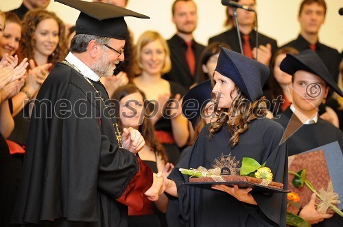 Prof. dr. Ivan Rozman, rektor Univerze v Mariboru in Sabina Blažević, dr. med., diplomantka Medicinske fakultete Univerze v Mariboru