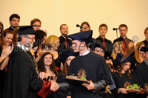 Prof. dr. Ivan Rozman, rektor Univerze v Mariboru in Domen Slapnik, dr. med., diplomant Medicinske fakultete Univerze v Mariboru