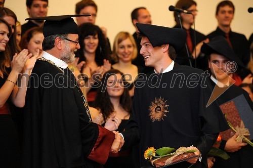 Prof. dr. Ivan Rozman, rektor Univerze v Mariboru in Tomislav Šarenac, dr. med., diplomant Medicinske fakultete Univerze v Mariboru