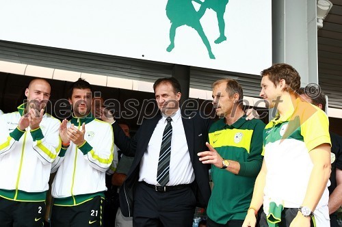 Mišo Brečko in Dalibor Stevanović, nogometaša, Ivan Simič, predsednik Nogometne zveze Slovenije,  Boštjan Gasser, Nogometna zveza Slovenije in Andrej Komac, nogometaš