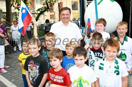 Zoran Jankovič, župan Mestne občine Ljubljana in mladi navijači