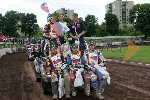 Slovenska ekipa: Jernej Kolenko, Izak Šantej in Matej Žagar (spodaj), Denis Štojs, Maks Gregorič in Franci Kalin, trener (zgoraj)