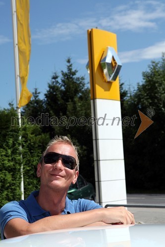Uroš Smolej z veselim nasmeškom na obrazu ob prejetju novega Renault Clia