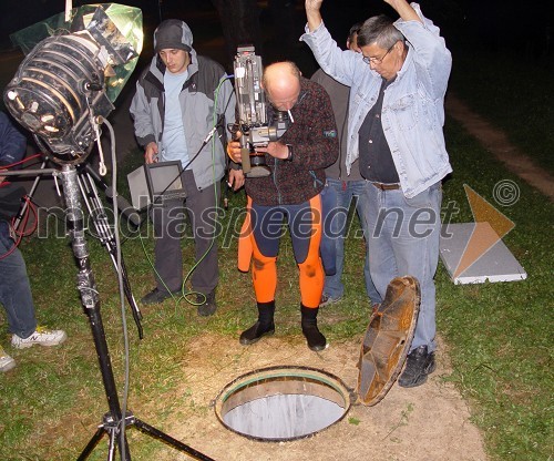 Valentin Perko, direktor fotografije (na sredini) med nočnim snemanjem v Grbavici
