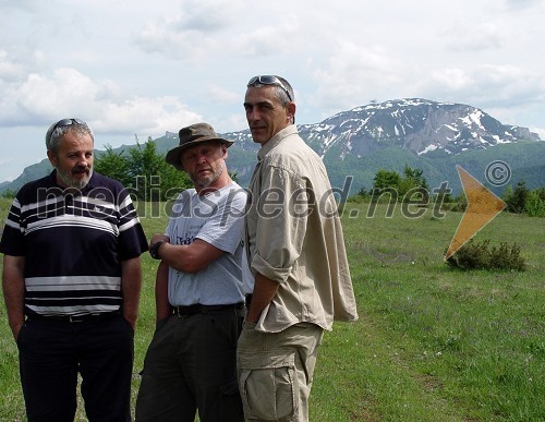 Vojko Mitrovič, koscenarist, Valentin Perko, direktor fotografije in Matjaž Fistravec, režiser med ogledom terena na Igmanu