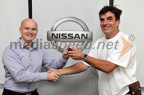 Jože Ričnik, direktor znamke Nissan pri Renault Nissan Slovenija d.o.o. in Arne Hodalič, svetovni popotnik in fotograf