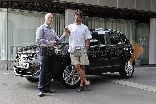 Jože Ričnik, direktor znamke Nissan pri Renault Nissan Slovenija d.o.o. in Arne Hodalič, svetovni popotnik in fotograf  	