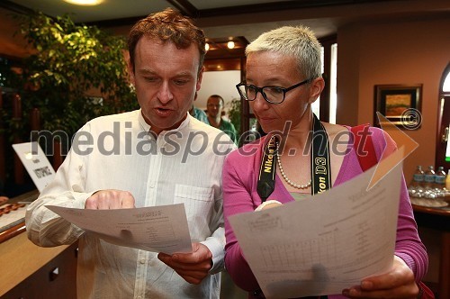 Uroš Slak, televizijski voditelj in Alenka Žavbi, fotografinja