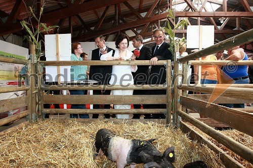 Dr. Danilo Türk, predsednik Republike Slovenije, soproga Barbara Miklič Turk, Dejan Židan, minister za kmetijstvo, gozdarstvo in prehrano, Janez Erjavec, direktor Pomurskega sejma ter pujski