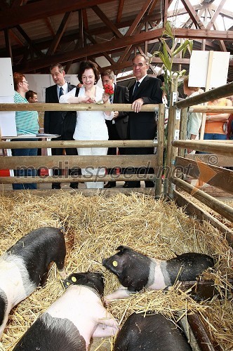 Dr. Danilo Türk, predsednik Republike Slovenije, soproga Barbara Miklič Turk, Dejan Židan, minister za kmetijstvo, gozdarstvo in prehrano, Janez Erjavec, direktor Pomurskega sejma ter pujski