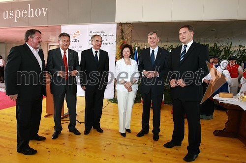 Ciril Smrkolj, predsednik Kmetijsko gozdarske zbornice Slovenije,  Anton Kampuš, župan občine Gornja Radgona, Janez Erjavec, direktor Pomurskega sejma, dr. Danilo Türk, predsednik Republike Slovenije in soproga Barbara Miklič Turk ter Dejan Židan, minister za kmetijstvo, gozdarstvo in prehrano