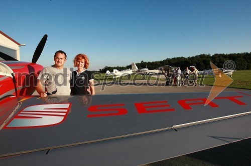 Peter Podlunšek, akrobatski pilot in dekle Tadeja Hanžekovič