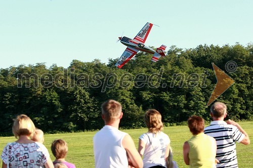 Peter Podlunšek, akrobatski pilot