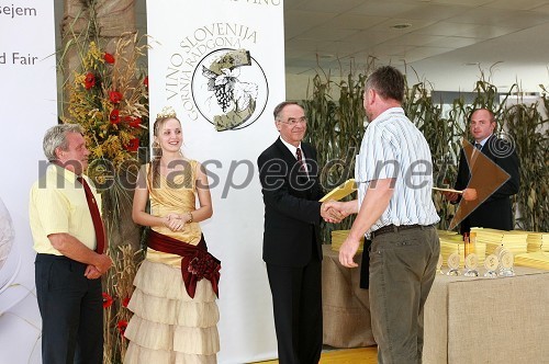 dr. Mojmir Wondra, predsednik ocenjevalne komisije in Andreja Erzetič, Vinska kraljica Slovenije 2010 ter Janez Erjavec, direktor Pomurskega sejma in Miro Erzetič, oče vinske kraljice 2010 ter ...